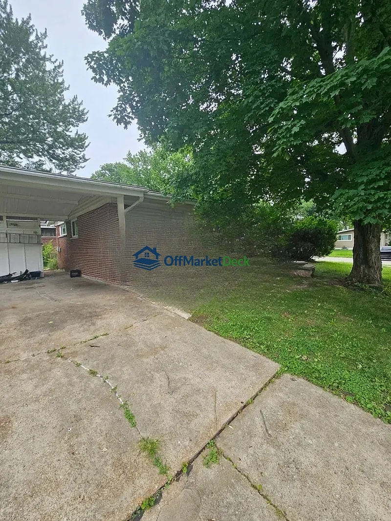 Off-market house in Florissant, Missouri — 3 beds, 1 bath, $104,900 — photo 4 of 8