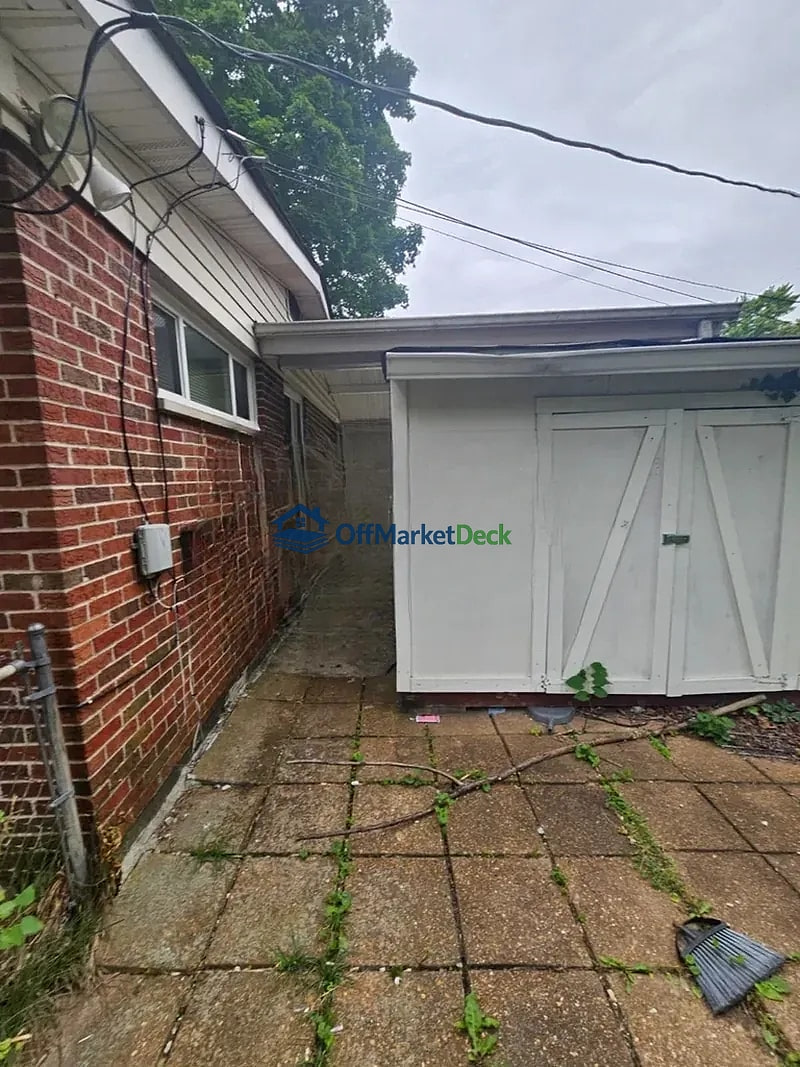 Off-market house in Florissant, Missouri — 3 beds, 1 bath, $104,900 — photo 2 of 8