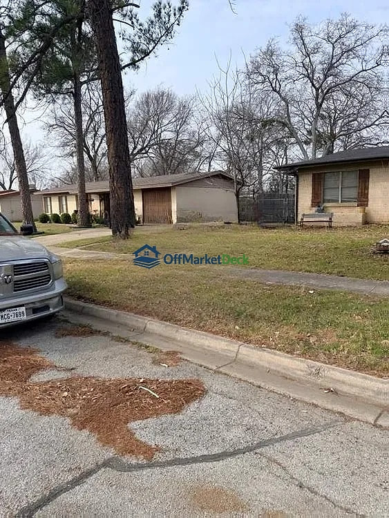 Off-market house in North Richland Hills, Texas — 3 beds, 2 baths, $175,000 — photo 3 of 8