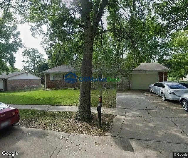 Off-market house in St. Louis, Missouri — 3 beds, 2 baths, $119,900 - Blurred background Image