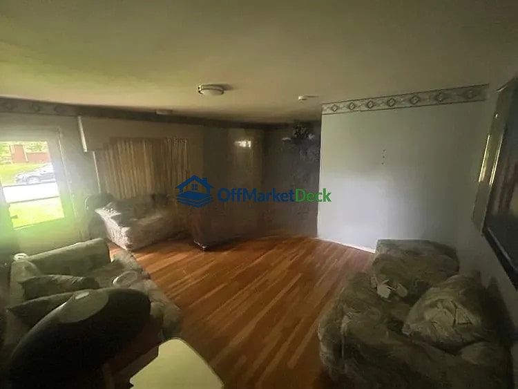 Off-market house in St. Louis, Missouri — 3 beds, 2 baths, $113,000 — photo 4 of 8