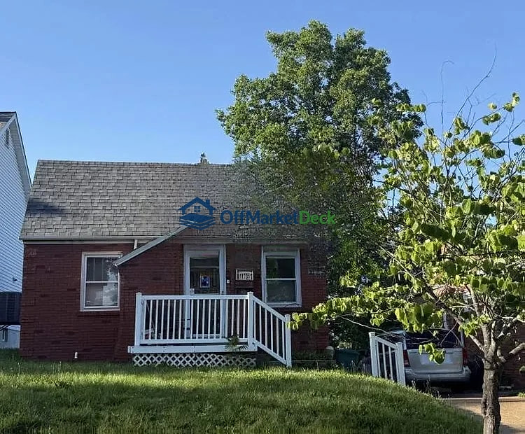 Off-market house in Brentwood, Missouri — 2 beds, 1 bath, $249,900 - Blurred background Image