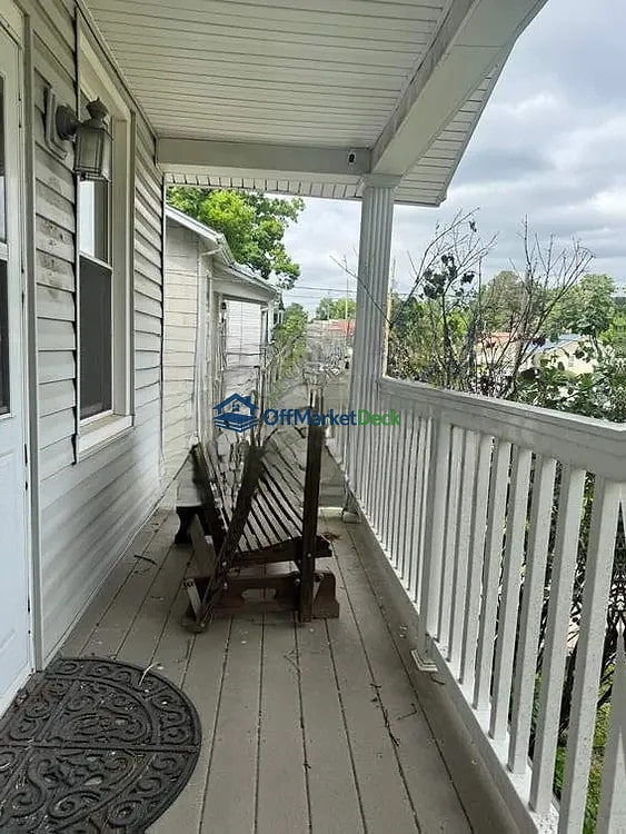 Off-market house in Overland, Missouri — 2 beds, 1 bath, $93,400 — photo 3 of 8