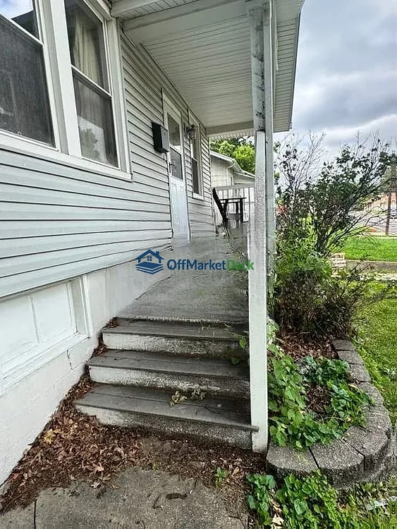 Off-market house in Overland, Missouri — 2 beds, 1 bath, $93,400 — photo 2 of 8