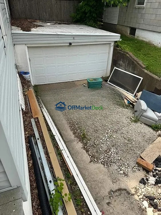 Off-market house in Overland, Missouri — 2 beds, 1 bath, $93,400 — photo 4 of 8