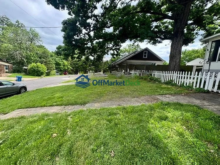 Off-market house in Overland, Missouri — 2 beds, 1 bath, $93,400 — photo 7 of 8