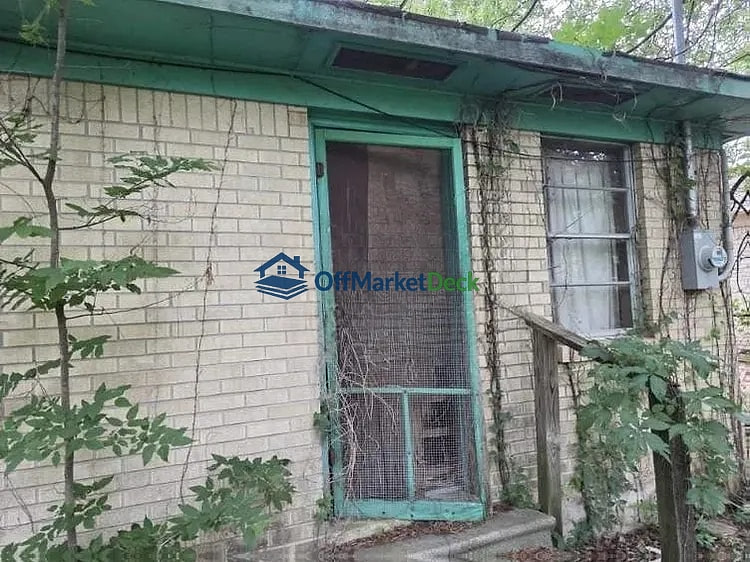 Off-market house in Shreveport, Louisiana — 3 beds, 1 bath, $15,000 — photo 7 of 8