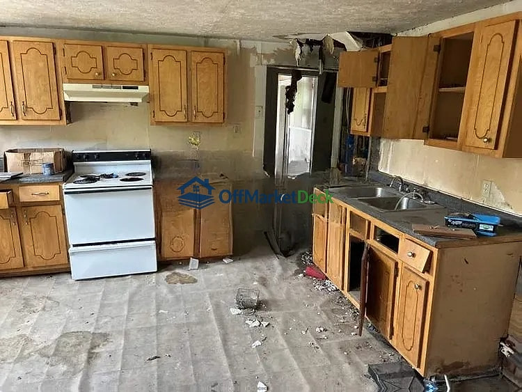 Off-market house in Danville, Virginia — 2 beds, 1 bath, $8,600 — photo 5 of 8