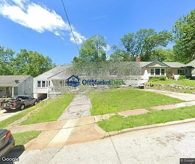 Off-market house in Ferguson, Missouri — 1 bed, 1.5 baths, $54,900 — photo 2 of 3