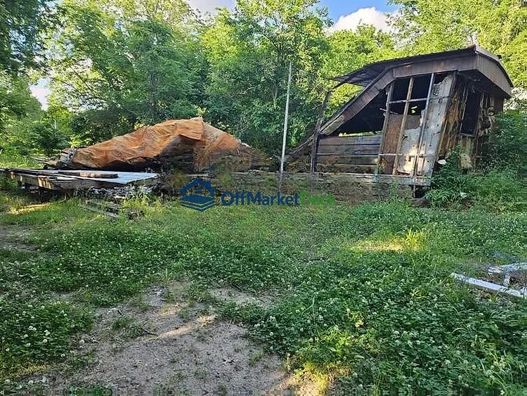 Off-market house in Muskogee, Oklahoma — 2 beds, 1 bath, $10,000 — photo 2 of 8