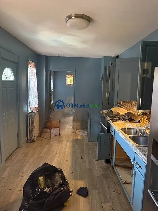 Off-market house in York, Pennsylvania — 4 beds, 1.5 baths, $130,000 — photo 2 of 8