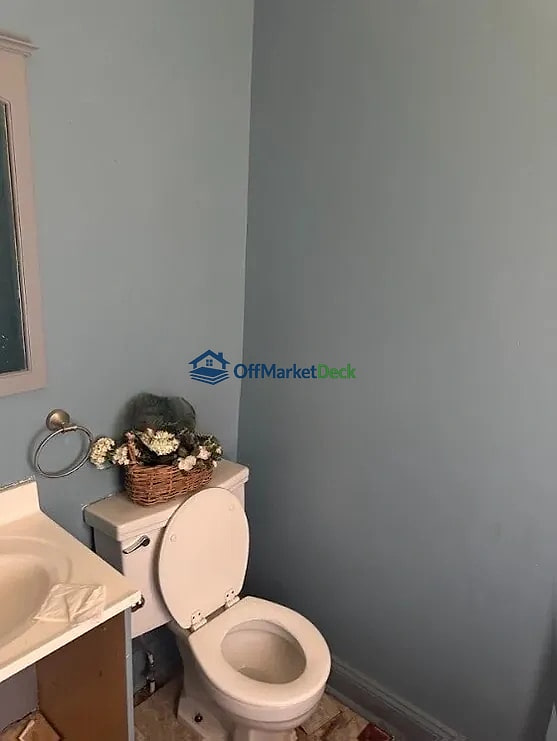 Off-market house in York, Pennsylvania — 4 beds, 1.5 baths, $130,000 — photo 3 of 8