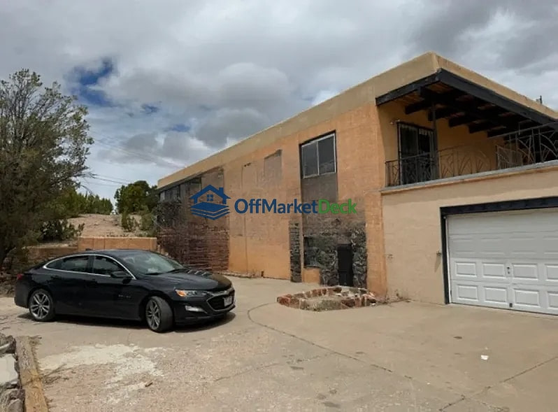 Off-market house in Santa Fe, New Mexico — 4 beds, 3 baths, $900,000 — photo 2 of 3