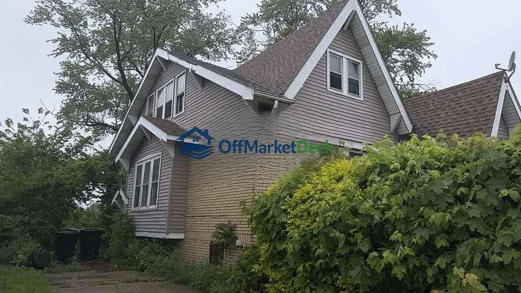 Off-market duplex in Detroit, Michigan — 5 beds, 2 baths, $29,900 — photo 2 of 8