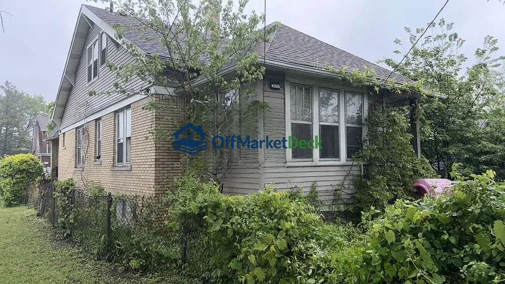 Off-market duplex in Detroit, Michigan — 5 beds, 2 baths, $29,900 — photo 6 of 8