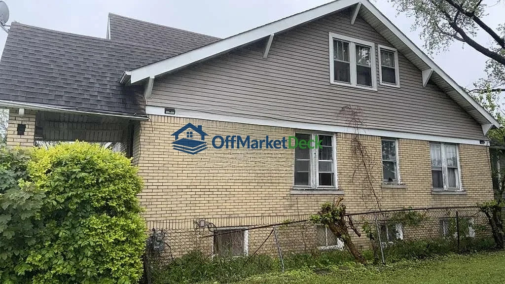 Off-market duplex in Detroit, Michigan — 5 beds, 2 baths, $29,900 — photo 4 of 8