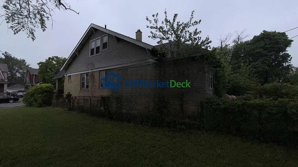 Off-market duplex in Detroit, Michigan — 5 beds, 2 baths, $29,900 — photo 5 of 8