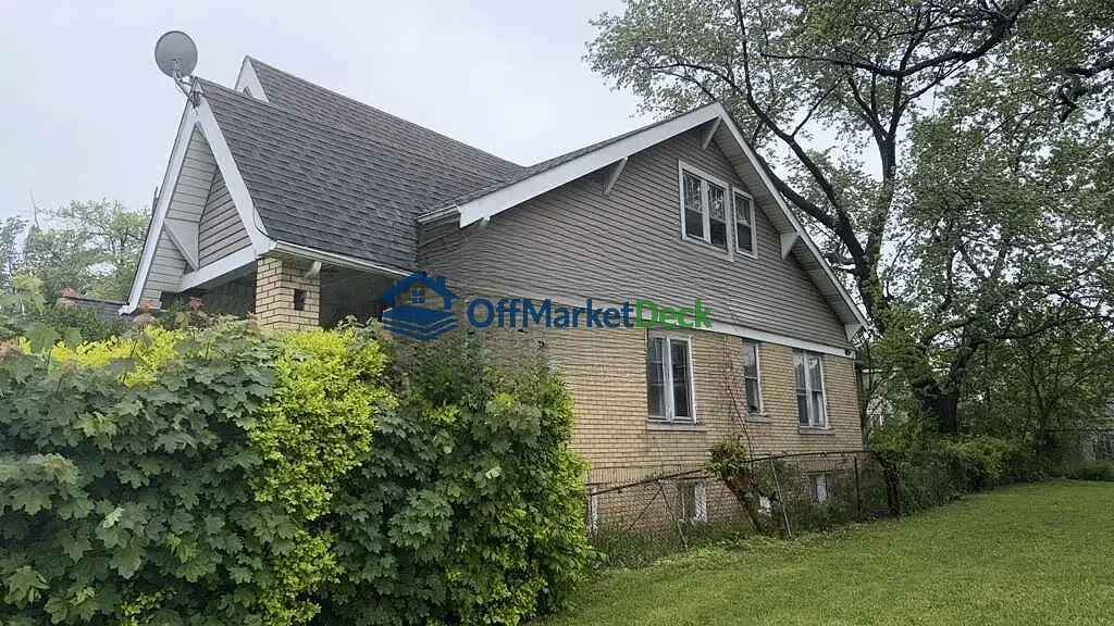 Off-market duplex in Detroit, Michigan — 5 beds, 2 baths, $29,900 — photo 3 of 8