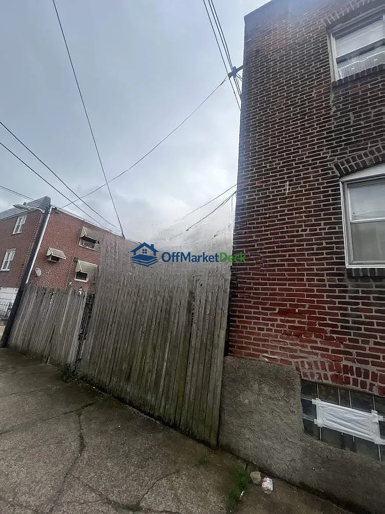 Off-market townhome in Philadelphia, Pennsylvania — 2 beds, 1 bath, $85,000 — photo 7 of 8