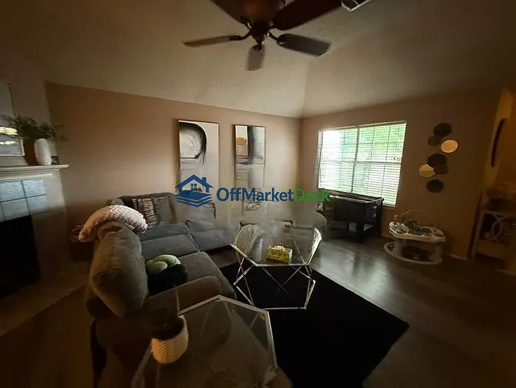 Off-market house in Rowlett, Texas — 4 beds, 2 baths, $237,000 — photo 3 of 8