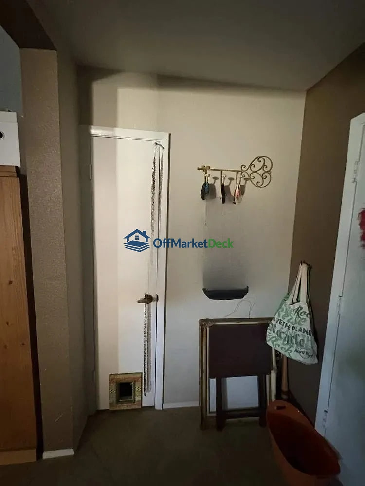 Off-market house in Glendale, Arizona — 3 beds, 3 baths, $320,000 — photo 6 of 8