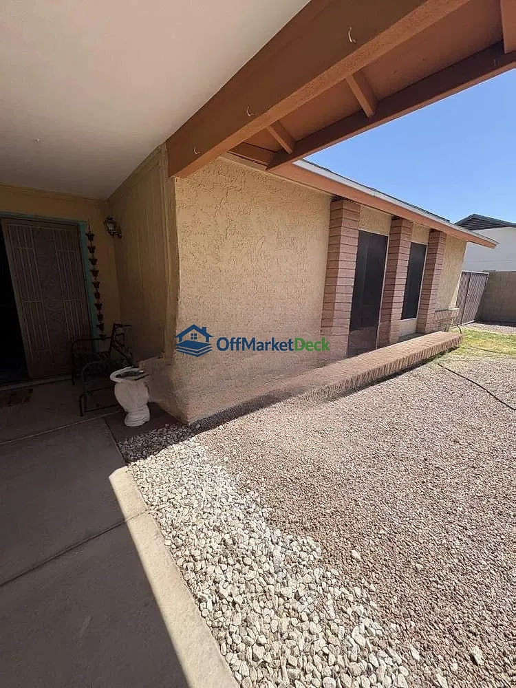 Off-market house in Glendale, Arizona — 3 beds, 3 baths, $320,000 — photo 2 of 8