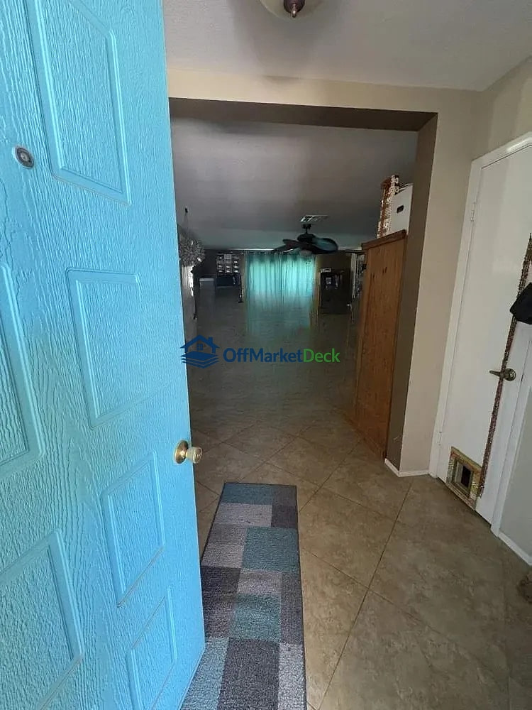 Off-market house in Glendale, Arizona — 3 beds, 3 baths, $320,000 — photo 3 of 8
