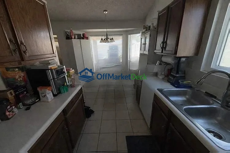 Off-market house in Phoenix, Arizona — 3 beds, 2 baths, $399,900 — photo 4 of 8