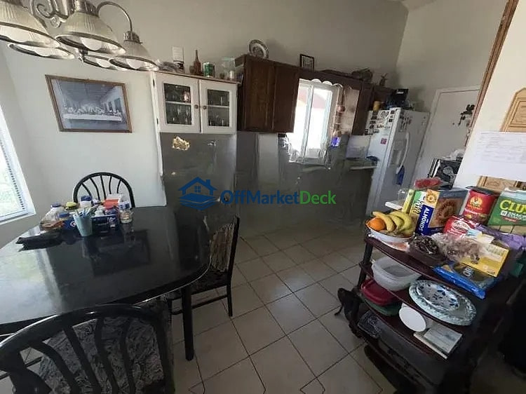 Off-market house in Phoenix, Arizona — 3 beds, 2 baths, $399,900 — photo 7 of 8