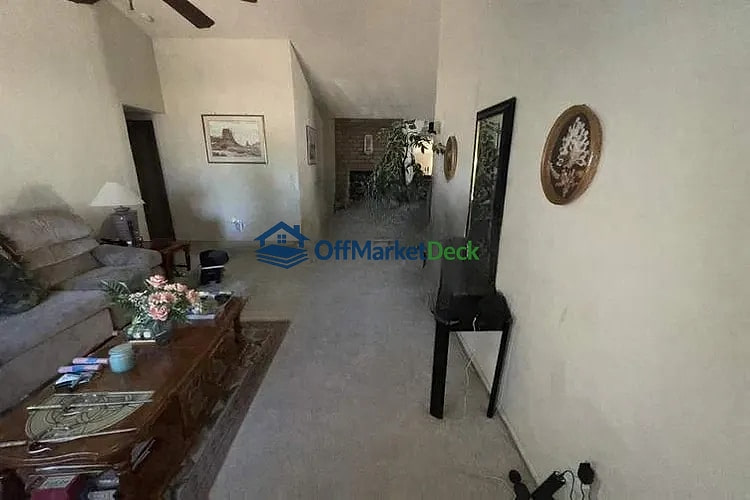 Off-market house in Phoenix, Arizona — 3 beds, 2 baths, $399,900 — photo 2 of 8