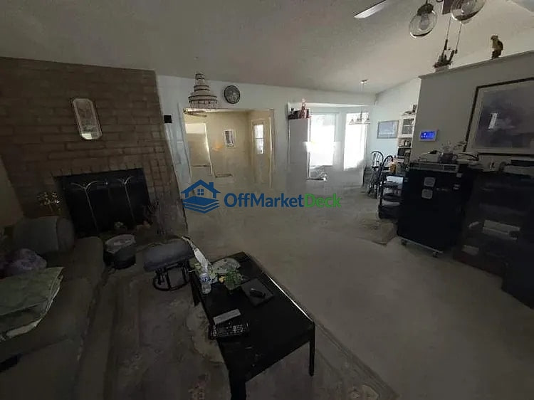 Off-market house in Phoenix, Arizona — 3 beds, 2 baths, $399,900 — photo 6 of 8