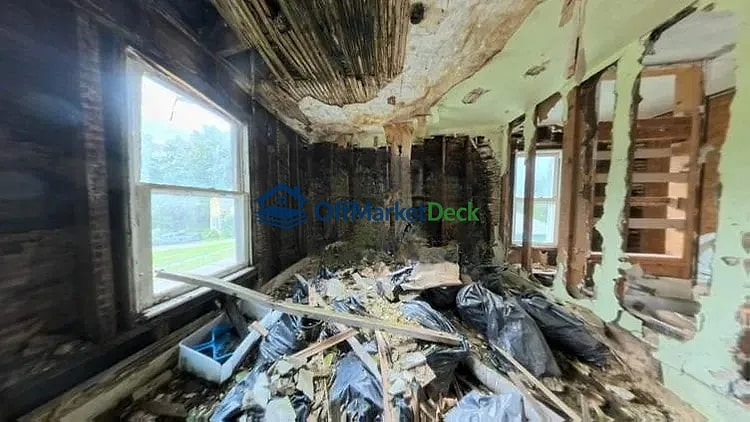 Off-market house in Franklin, Pennsylvania — 4 beds, 2 baths, $5,000 — photo 6 of 8