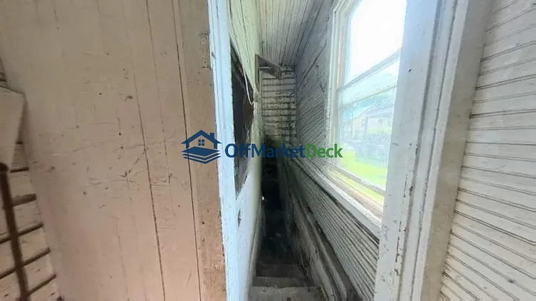 Off-market house in Franklin, Pennsylvania — 4 beds, 2 baths, $5,000 — photo 4 of 8