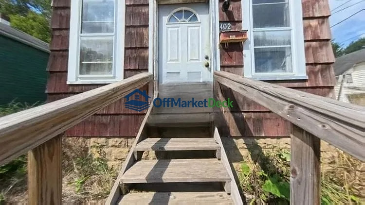 Off-market house in Franklin, Pennsylvania — 4 beds, 2 baths, $5,000 — photo 2 of 8