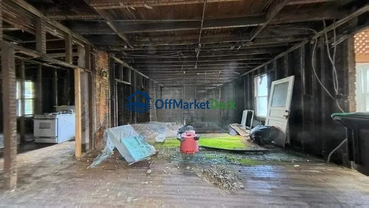 Off-market house in Franklin, Pennsylvania — 4 beds, 2 baths, $5,000 — photo 8 of 8