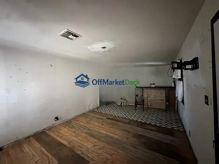 Off-market house in Peoria, Arizona — 5 beds, 1 bath, $235,000 — photo 3 of 8