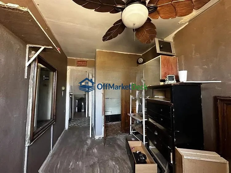 Off-market house in Peoria, Arizona — 5 beds, 1 bath, $235,000 — photo 4 of 8