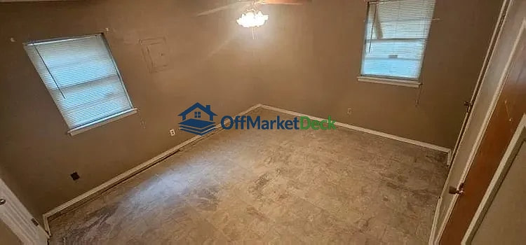 Off-market house in Fort Worth, Texas — 3 beds, 2 baths, $164,990 — photo 5 of 8