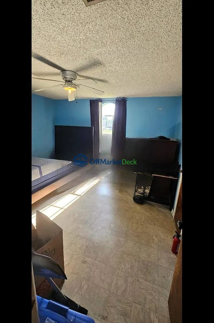 Off-market house in Fort Worth, Texas — 3 beds, 2 baths, $164,990 — photo 4 of 8