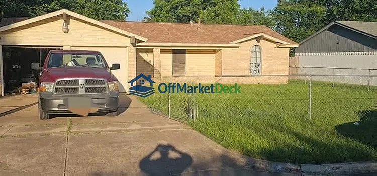Off-market house in Fort Worth, Texas — 3 beds, 2 baths, $164,990 — photo 3 of 8