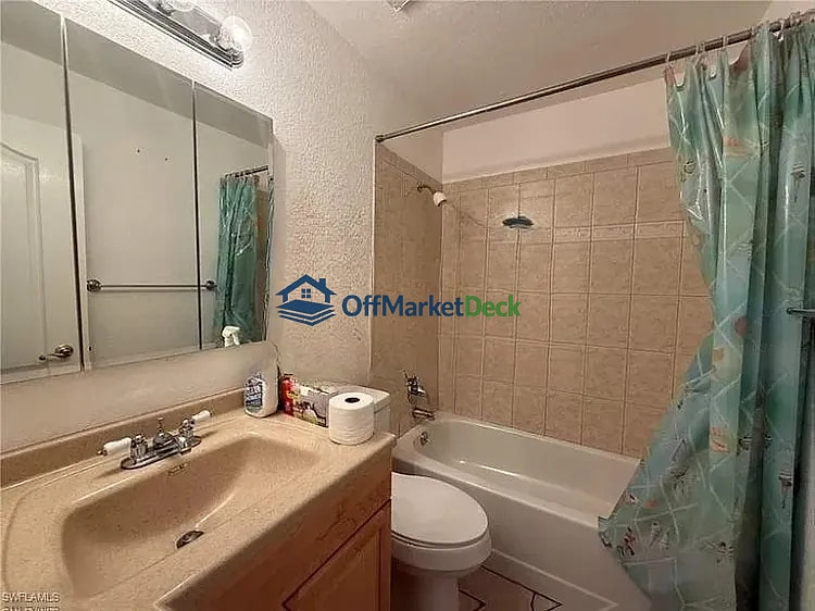 Off-market house in Sarasota, Florida — 2 beds, 1 bath, $312,990 — photo 4 of 8