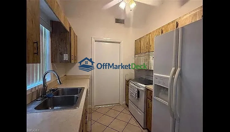 Off-market house in Sarasota, Florida — 2 beds, 1 bath, $312,990 — photo 5 of 8