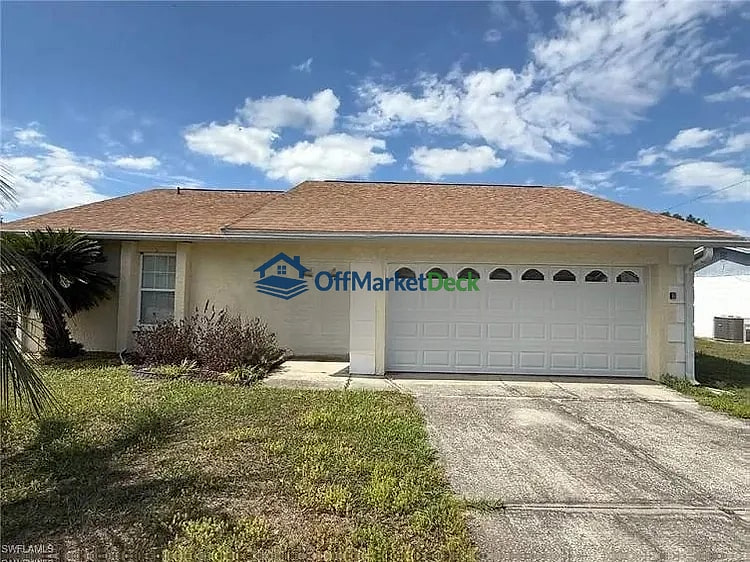 Off-market house in Sarasota, Florida — 2 beds, 1 bath, $312,990 — photo 2 of 8