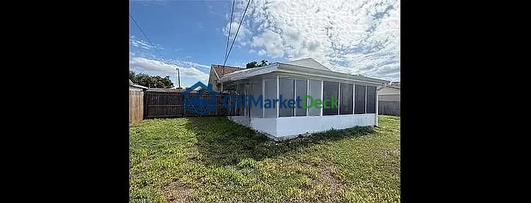 Off-market house in Sarasota, Florida — 2 beds, 1 bath, $312,990 — photo 3 of 8