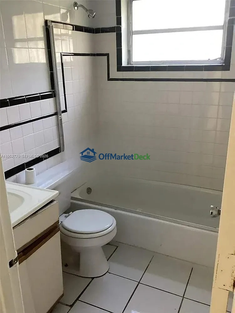 Off-market house in Miami, Florida — 3 beds, 2 baths, $409,990 — photo 7 of 8