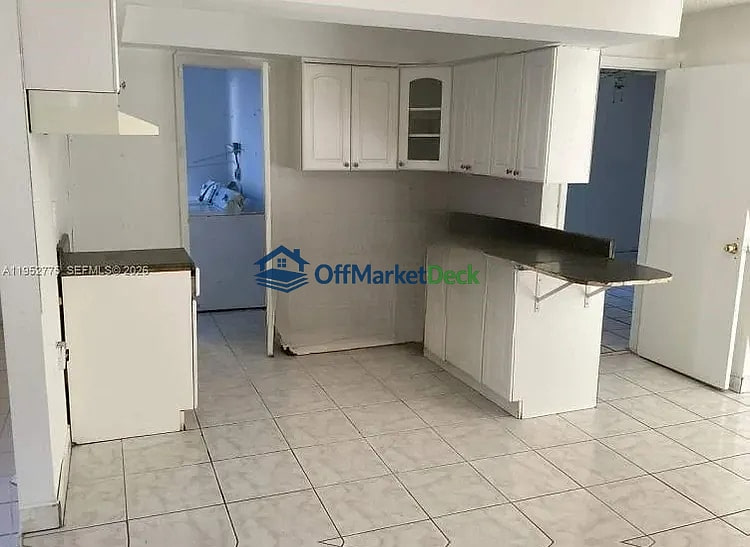 Off-market house in Miami, Florida — 3 beds, 2 baths, $409,990 — photo 4 of 8