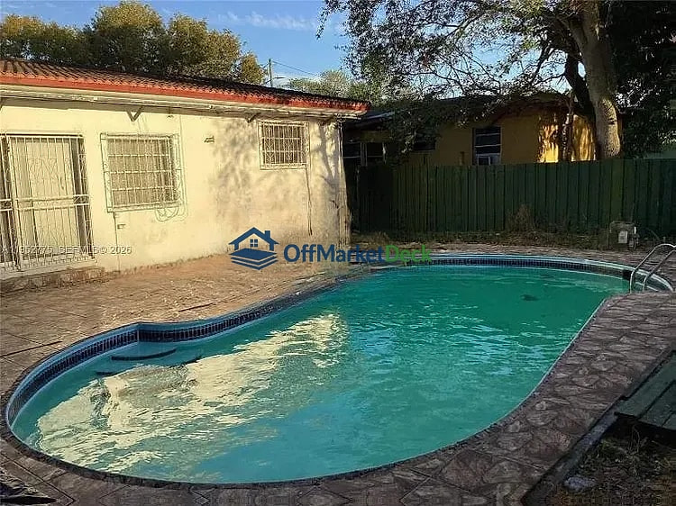 Off-market house in Miami, Florida — 3 beds, 2 baths, $409,990 — photo 2 of 8