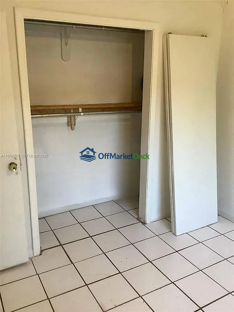Off-market house in Miami, Florida — 3 beds, 2 baths, $409,990 — photo 3 of 8