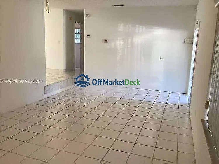 Off-market house in Miami, Florida — 3 beds, 2 baths, $409,990 — photo 5 of 8