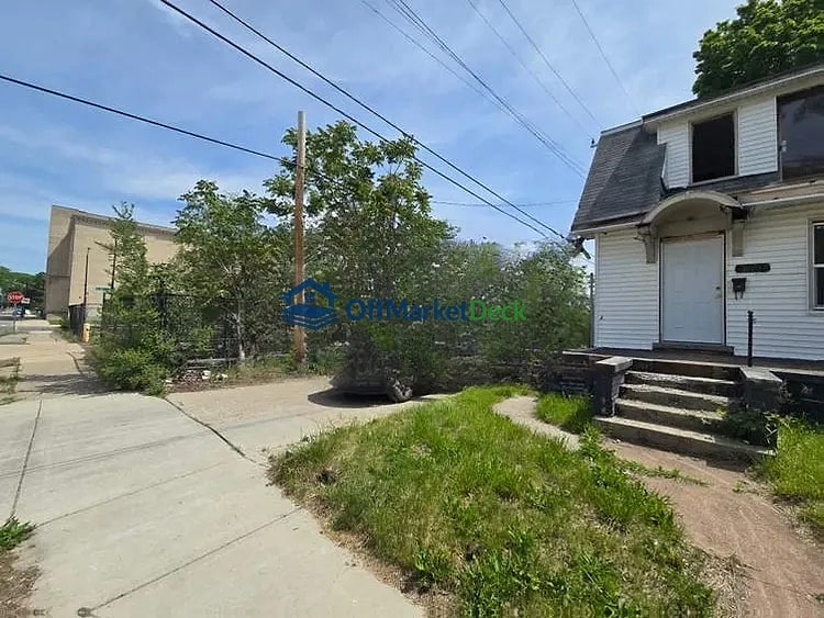 Off-market house in Detroit, Michigan — 3 beds, 2 baths, $49,000 — photo 5 of 8